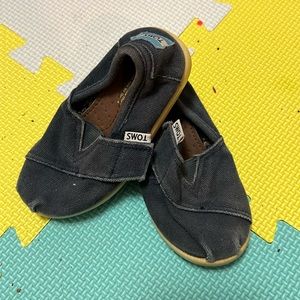 Tom’s navy size seven shoes